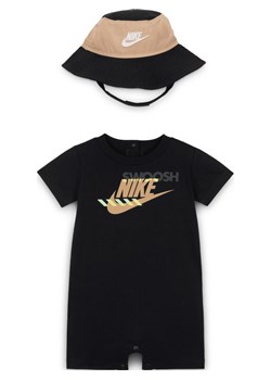 Zestaw rampers i kapelusz dla niemowląt Nike Sportswear PE (0–9 M) - Czerń ze sklepu Nike poland w kategorii Odzież dla niemowląt - zdjęcie 173452824