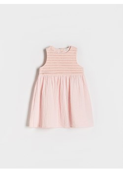 Reserved - Sukienka z ażurową górą - pastelowy róż ze sklepu Reserved w kategorii Sukienki dziewczęce - zdjęcie 173470833