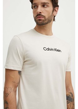 Calvin Klein t-shirt bawełniany męski kolor beżowy z aplikacją K10K113118 ze sklepu ANSWEAR.com w kategorii T-shirty męskie - zdjęcie 173473434
