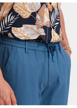 Męskie spodnie podwijane chino z dodatkiem lnu – niebieski denim V5 OM-PACP-0198 ze sklepu ombre w kategorii Spodnie męskie - zdjęcie 173474620