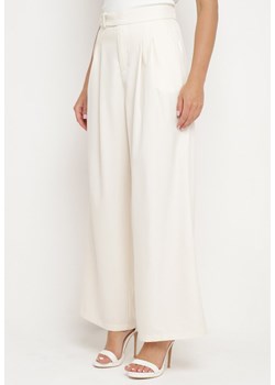 Jasnobeżowe Szerokie Spodnie o Garniturowym Kroju Vikkie ze sklepu Born2be Odzież w kategorii Spodnie damskie - zdjęcie 173503710