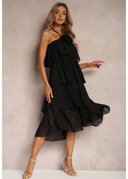 Czarna Sukienka z Kwiatową Broszką Wykończona Falbanami i Wiązaniem na Szyi Tinashell ze sklepu Renee odzież w kategorii Sukienki - zdjęcie 173504031