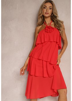 Czerwona Sukienka z Kwiatową Broszką Wykończona Falbanami i Wiązaniem na Szyi Tinashell ze sklepu Renee odzież w kategorii Sukienki - zdjęcie 173506964