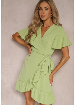 Zielona Kopertowa Sukienka z Ozdobną Falbanką Tinanis ze sklepu Renee odzież w kategorii Sukienki - zdjęcie 173506994