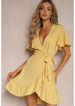 Żółta Kopertowa Sukienka z Ozdobną Falbanką Tinanis ze sklepu Renee odzież w kategorii Sukienki - zdjęcie 173507014