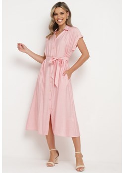 Różowa Koszulowa Sukienka na Guziki z Materiałowym Paskiem w Talii Qisofia ze sklepu Born2be Odzież w kategorii Sukienki - zdjęcie 173507123
