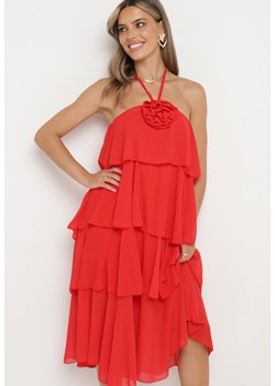Czerwona Sukienka z Falbanami Wiązana na Szyi z Broszką Kwiatem Tinallena ze sklepu Born2be Odzież w kategorii Sukienki - zdjęcie 173508440