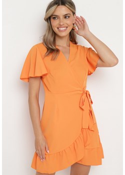 Pomarańczowa Sukienka o Kopertowym Kroju z Krótkim Rękawem i Falbanką Tinasshia ze sklepu Born2be Odzież w kategorii Sukienki - zdjęcie 173508454