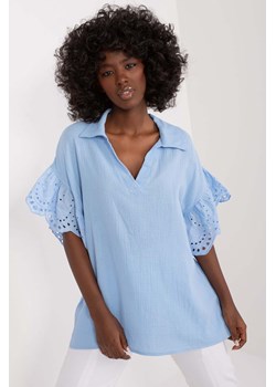 Muślinowa bluzka damska z haftowanym rękawem - błękitna ze sklepu 5.10.15 w kategorii Bluzki damskie - zdjęcie 173520534