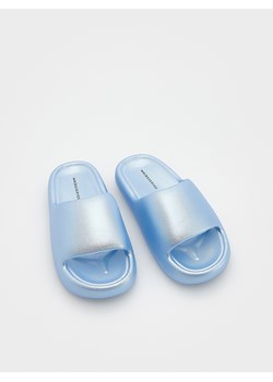 Reserved - Klapki z połyskiem - jasnoniebieski ze sklepu Reserved w kategorii Klapki dziecięce - zdjęcie 173521074