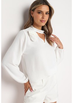 Biała Bluzka z Ozdobnym Dekoltem Gomi ze sklepu Born2be Odzież w kategorii Bluzki damskie - zdjęcie 173522872
