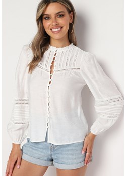 Biała Wiskozowa Koszula z Koronkowymi Tasiemkami i Stójką Versa ze sklepu Born2be Odzież w kategorii Koszule damskie - zdjęcie 173522892