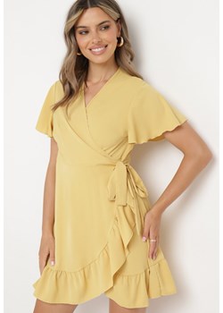 Żółta Sukienka o Kopertowym Kroju z Krótkim Rękawem i Falbanką Tinasshia ze sklepu Born2be Odzież w kategorii Sukienki - zdjęcie 173523281