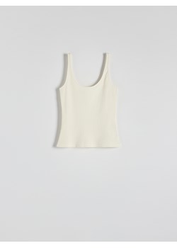 Reserved - Prążkowany top - złamana biel ze sklepu Reserved w kategorii Bluzki damskie - zdjęcie 173526722
