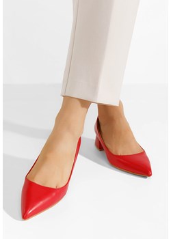 Czerwone czółenka na niskim słupku Alleva ze sklepu Zapatos w kategorii Czółenka - zdjęcie 173531882