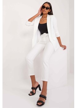 Garniturowe spodnie OCH BELLA białe z paskiem ze sklepu 5.10.15 w kategorii Spodnie damskie - zdjęcie 173536974