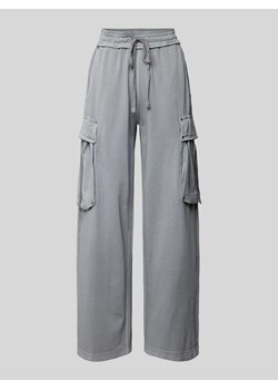 Spodnie dresowe o luźnym kroju z kieszeniami cargo ze sklepu Peek&Cloppenburg  w kategorii Spodnie damskie - zdjęcie 173553180