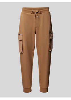 Spodnie dresowe o kroju regular fit z kieszeniami cargo model ‘Larsen’ ze sklepu Peek&Cloppenburg  w kategorii Spodnie męskie - zdjęcie 173553562