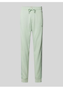 Spodnie dresowe o kroju regular fit z wyhaftowanym logo ze sklepu Peek&Cloppenburg  w kategorii Spodnie męskie - zdjęcie 173554462