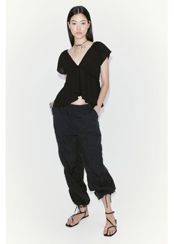 H & M - Krepowana bluzka z baskinką - Czarny ze sklepu H&M w kategorii Bluzki damskie - zdjęcie 173557310