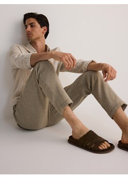 Reserved - Spodnie regular fit z lnem - zielony ze sklepu Reserved w kategorii Spodnie męskie - zdjęcie 173564161