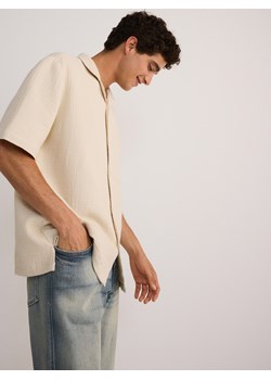 Reserved - Muślinowa koszula comfort fit - beżowy ze sklepu Reserved w kategorii Koszule męskie - zdjęcie 173581303