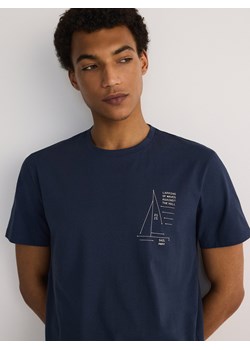 Reserved - T-shirt regular z nadrukiem - granatowy ze sklepu Reserved w kategorii T-shirty męskie - zdjęcie 173581743