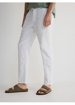 Reserved - Spodnie chino regular z lnem - biały ze sklepu Reserved w kategorii Spodnie męskie - zdjęcie 173582142