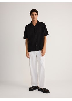 Reserved - Spodnie relaxed fit z domieszką lnu - biały ze sklepu Reserved w kategorii Spodnie męskie - zdjęcie 173582364