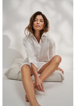 Bawełniana koszula zapinana na guziki biała ze sklepu Moodo.pl w kategorii Koszule damskie - zdjęcie 173586853