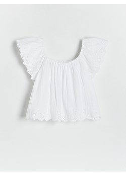 Reserved - Ażurowa bluzka z falbaną - złamana biel ze sklepu Reserved w kategorii Bluzki dziewczęce - zdjęcie 173588472