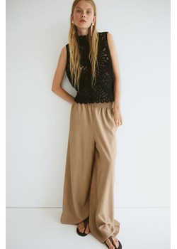 H & M - Szerokie kreszowane spodnie - Beżowy ze sklepu H&M w kategorii Spodnie damskie - zdjęcie 173595103