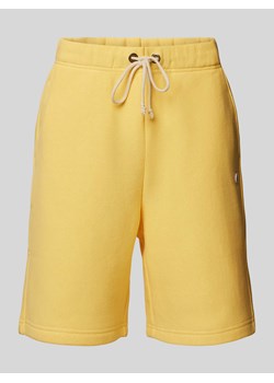 Szorty z dzianiny dresowej o kroju regular fit z naszywką z logo ze sklepu Peek&Cloppenburg  w kategorii Spodnie męskie - zdjęcie 173611112