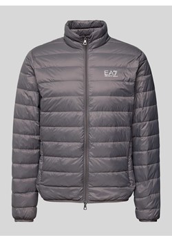 Pikowana kurtka z kapturem z nadrukiem z logo ze sklepu Peek&Cloppenburg  w kategorii Kurtki męskie - zdjęcie 173621772