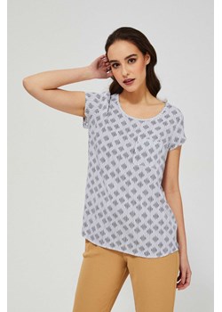 Bluzka koszulowa z geometrycznym wzorem i kieszonką z wiskozy biała ze sklepu Moodo.pl w kategorii Bluzki damskie - zdjęcie 173635891