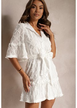 Biała Sukienka o Kroju Koszulowym Wiązana w Pasie Paskiem w Talii z Falbanami Xalifea ze sklepu Renee odzież w kategorii Sukienki - zdjęcie 173638261