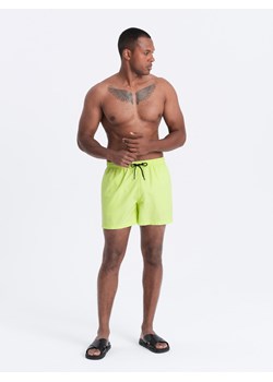Neonowe męskie szorty kąpielowe z efektem magic print – limonkowe V1 OM-SRBS-0147 ze sklepu ombre w kategorii Kąpielówki - zdjęcie 173639331