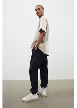 H & M - Nylonowe spodnie Regular Fit - Niebieski ze sklepu H&M w kategorii Spodnie męskie - zdjęcie 173647321