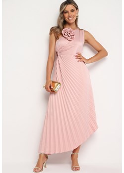 Różowa Plisowana Sukienka o Asymetrycznym Kroju z Wycięciem i Broszką w Kształcie Kwiatu Lavimas ze sklepu Born2be Odzież w kategorii Sukienki - zdjęcie 173657922