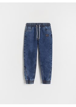 Reserved - Elastyczne jeansy jogger - granatowy ze sklepu Reserved w kategorii Spodnie chłopięce - zdjęcie 173659340