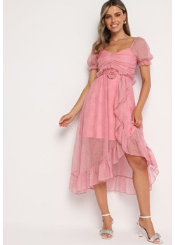 Różowa Taliowana Sukienka z Bufiastymi Rękawami Ozdobiona Broszką i Falbanką Timadea ze sklepu Born2be Odzież w kategorii Sukienki - zdjęcie 173661931