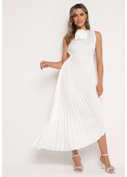Biała Plisowana Sukienka o Asymetrycznym Kroju z Wycięciem i Broszką w Kształcie Kwiatu Lavimas ze sklepu Born2be Odzież w kategorii Sukienki - zdjęcie 173661973