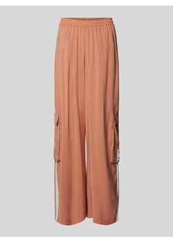 Spodnie materiałowe z szeroką nogawką z kieszeniami cargo ze sklepu Peek&Cloppenburg  w kategorii Spodnie damskie - zdjęcie 173662181