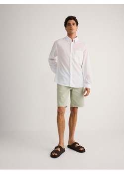 Reserved - Gładka koszula regular fit - biały ze sklepu Reserved w kategorii Koszule męskie - zdjęcie 173668133