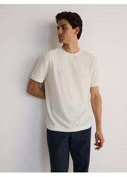 Reserved - Strukturalny t-shirt regular fit - złamana biel ze sklepu Reserved w kategorii T-shirty męskie - zdjęcie 173668260