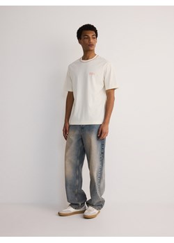 Reserved - T-shirt regular z nadrukiem na plecach - złamana biel ze sklepu Reserved w kategorii T-shirty męskie - zdjęcie 173668403