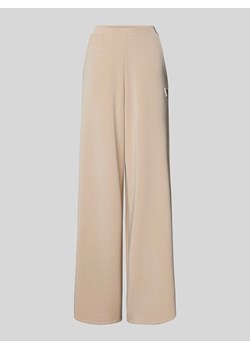 Spodnie materiałowe z szeroką nogawką i naszywką z logo model ‘OLYMPE’ ze sklepu Peek&Cloppenburg  w kategorii Spodnie damskie - zdjęcie 173672052