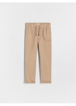 Reserved - Bawełniane spodnie chino - beżowy ze sklepu Reserved w kategorii Spodnie chłopięce - zdjęcie 173676104