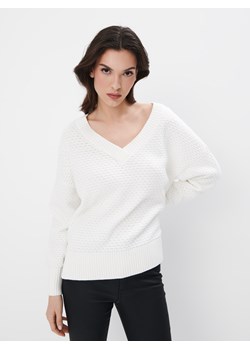 Mohito - Sweter z dekoltem V - biały ze sklepu Mohito w kategorii Swetry damskie - zdjęcie 173681123