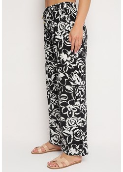 Czarne Kwiatowe Szerokie Spodnie z Wiskozy z Wysokim Stanem Wykończone Gumką w Pasie Fionea ze sklepu Born2be Odzież w kategorii Spodnie damskie - zdjęcie 173684044
